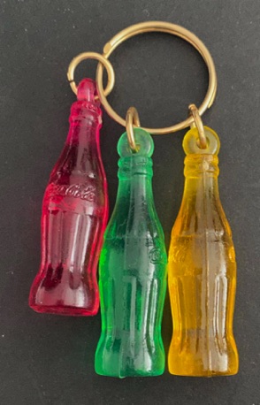 93282-1 € 2,00 coca cola sleutelhanger 3x gekleurd plastic flesje.jpeg